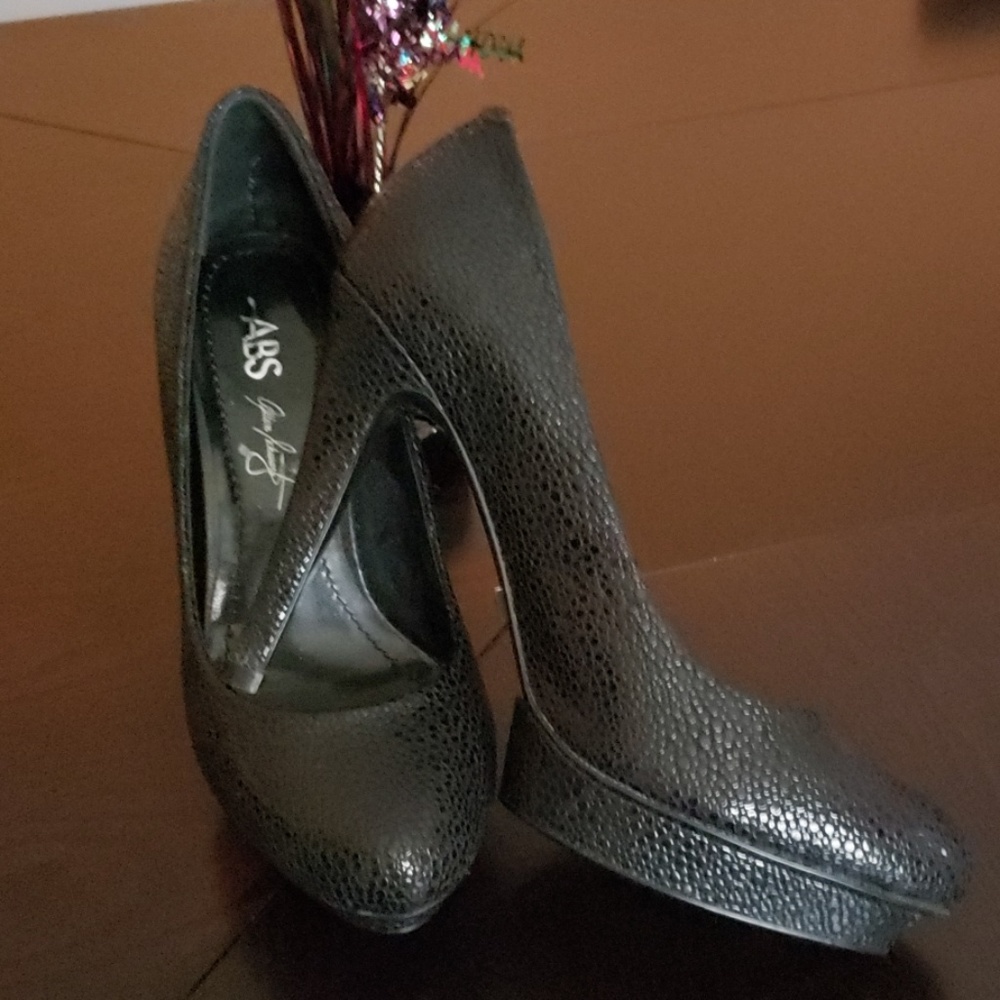 Shoes - Picture 1 of 4